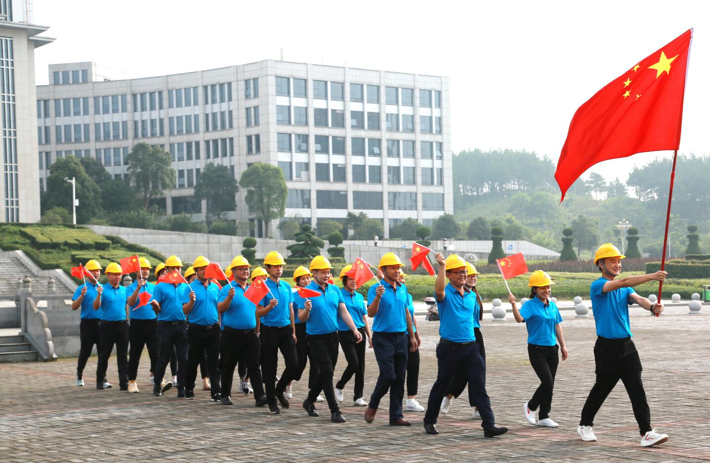 1584587458638299.jpg 20190711 参加城管系统建国70周年快闪活动.JPG